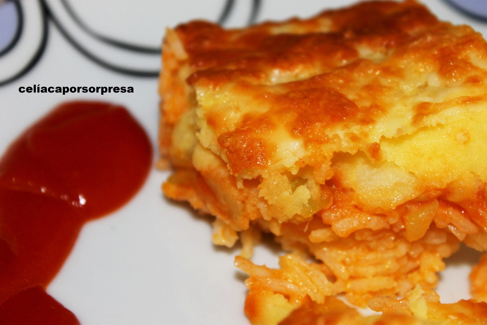 pastel de arroz, calabacín y puré de patata