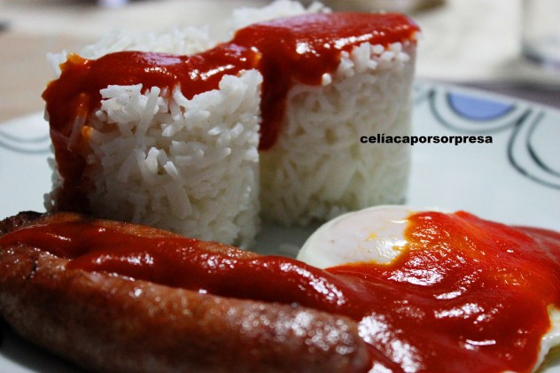 arroz con huevo y longanizas
