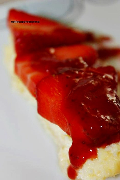 pastel-de-queso-con-coulis-de-fresa-de-cerca