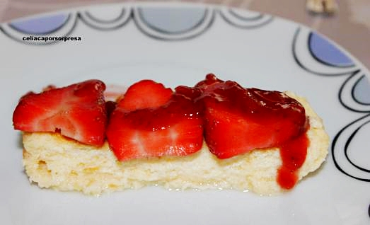 pastel-de-queso-con-coulis-de-fresa