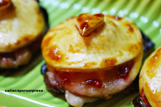 hojaldritos-de-queso-brie-con-mermelada-de-frambuesa-de-cerca