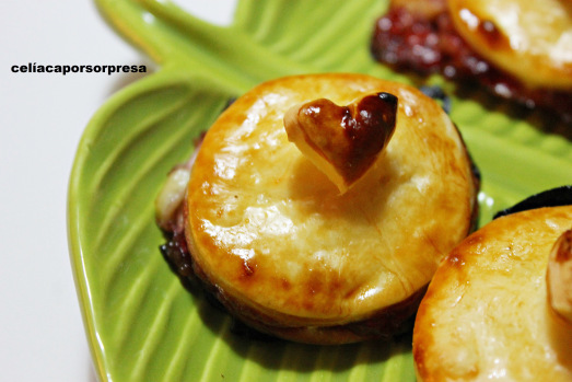 hojaldritos-de-queso-brie-con-mermelada-de-frambuesa-zoom-de-cerca