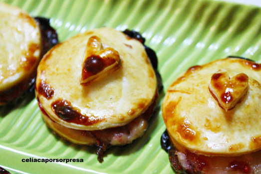 hojaldritos-de-queso-brie-con-mermelada-de-frambuesa