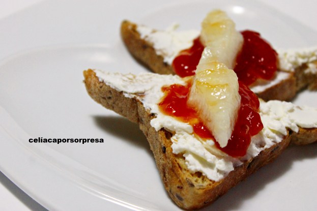 tosta-de-queso-crema-mermelada-de-tomate-y-melon