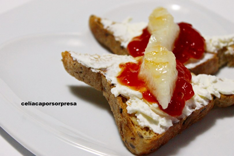tosta-de-queso-crema-mermelada-de-tomate-y-melon