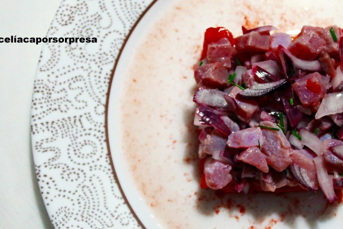 atun-marinado-con-tomate-rosa-desde-arriba