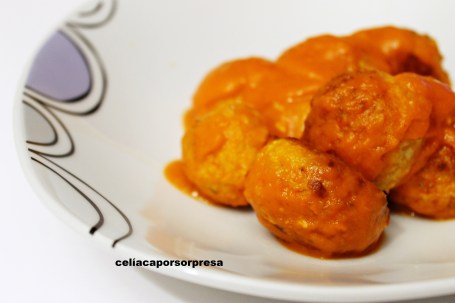albondigas-de-bacalao-en-salsa-en-plato