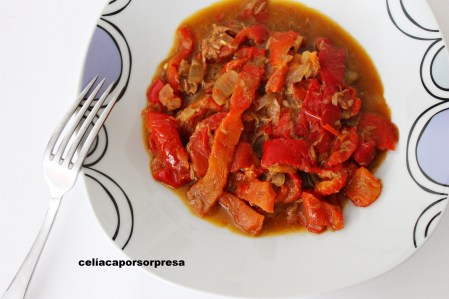 asadillo-de-pimientos-con-atun-en-plato