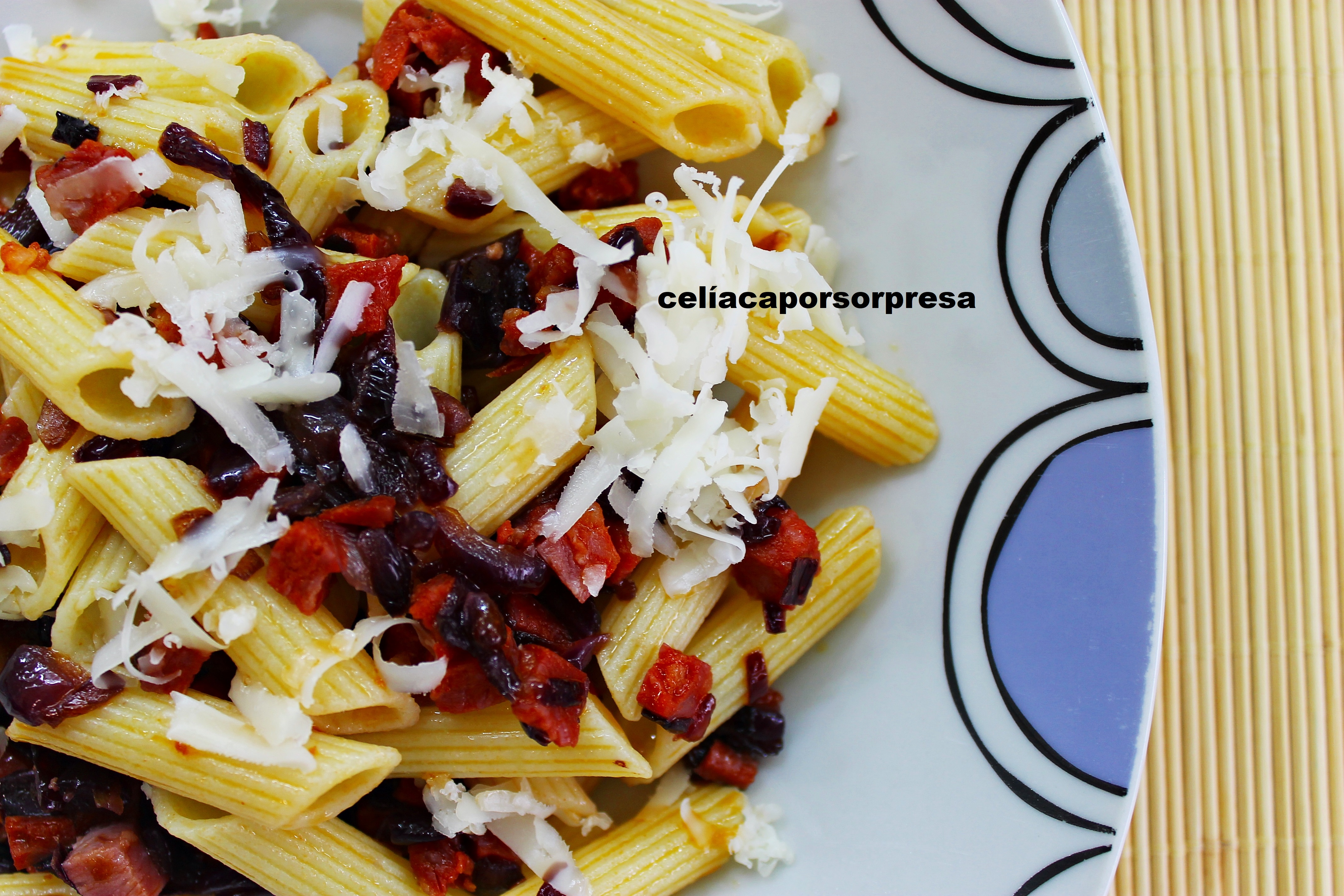 plumas-con-salsa-de-cebolla-morada-y-chorizo