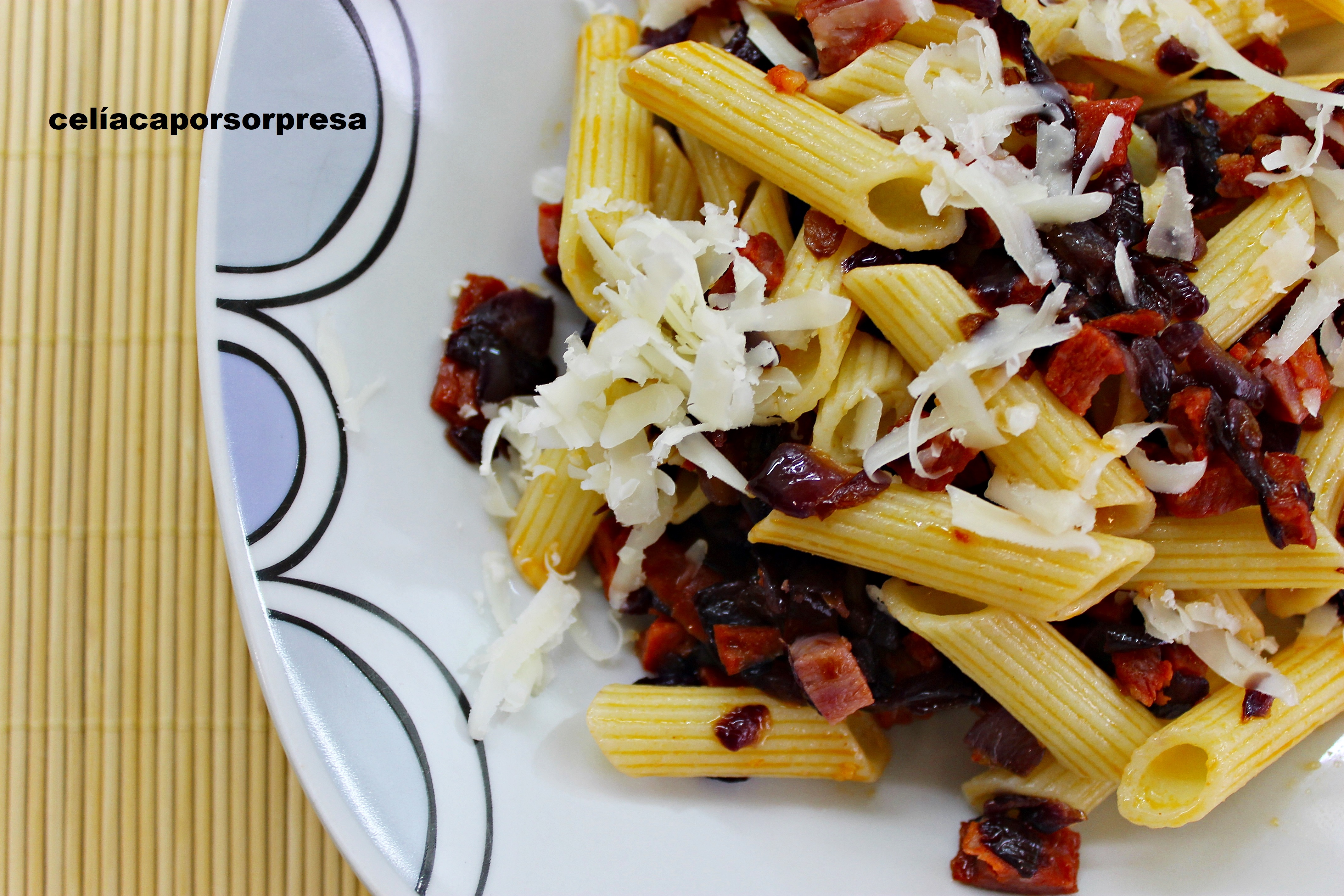 plumas-con-salsa-de-cebolla-morada-y-chorizo2