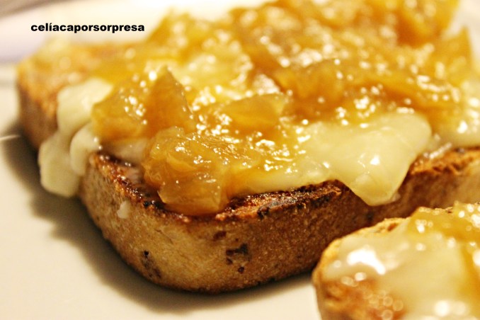 tosta-de-torta-del-casar-con-cebolla-caramelizada-de-cerca
