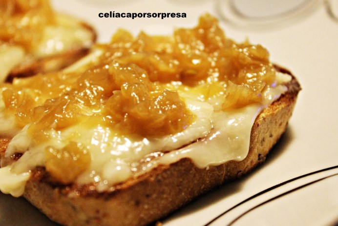 tosta-de-torta-del-casar-con-cebolla-caramelizada