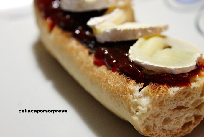 tosta-de-pimientos-caramelizados-con-queso-rulo-cerca