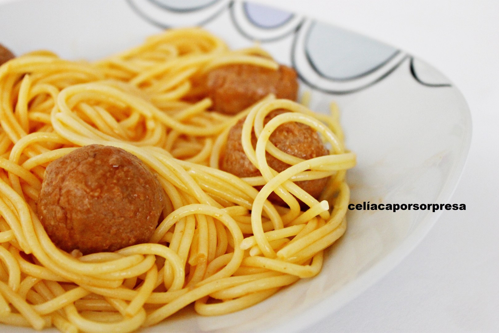 ESPAGUETIS CON ALBÓNDIGAS – Celíaca por sorpresa