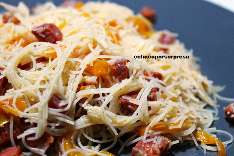 noodles-de-arroz-con-verduras-y-chorizo-de-cerca