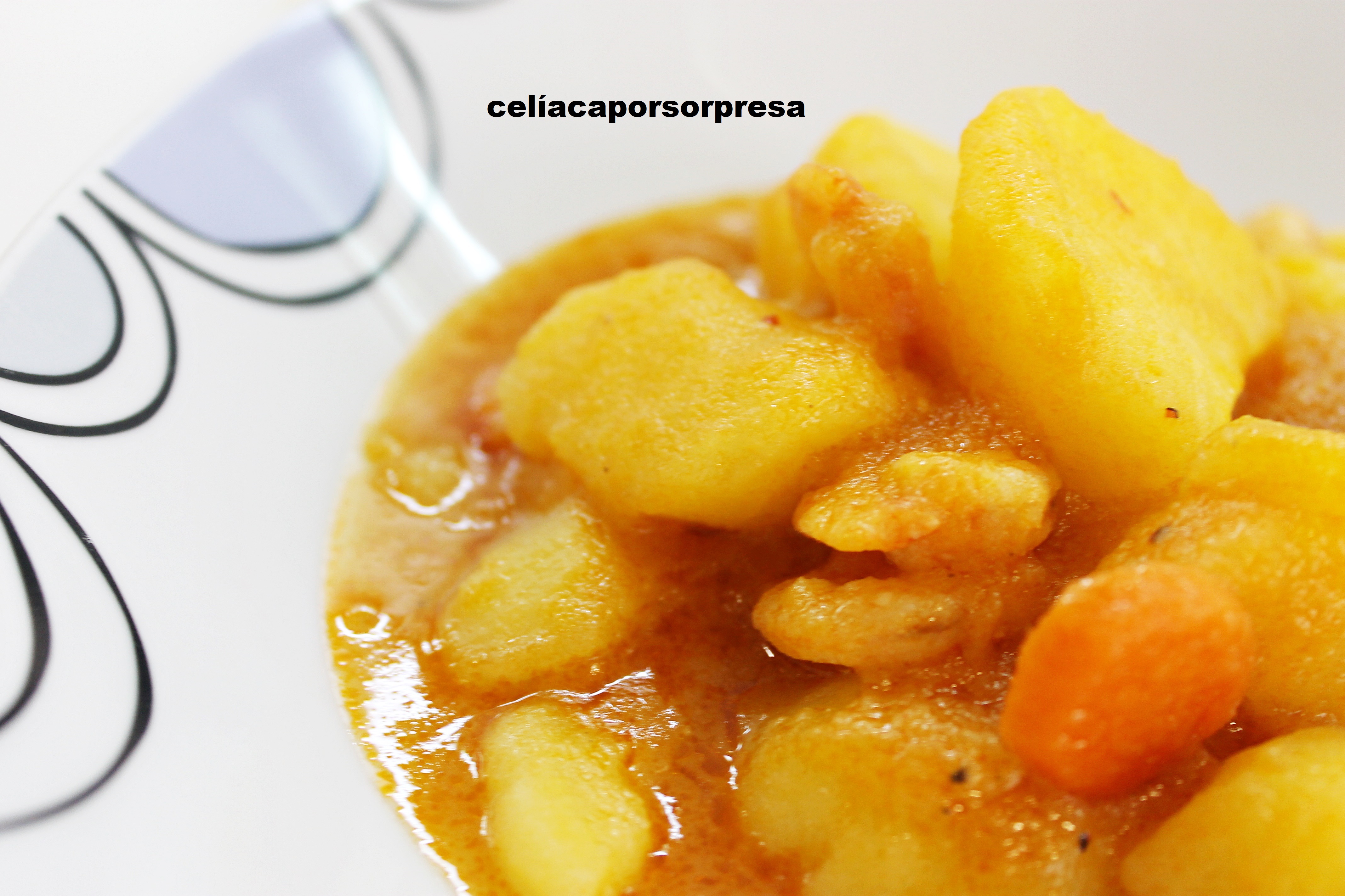 patatas-guisadas-con-gambas-de-cerca